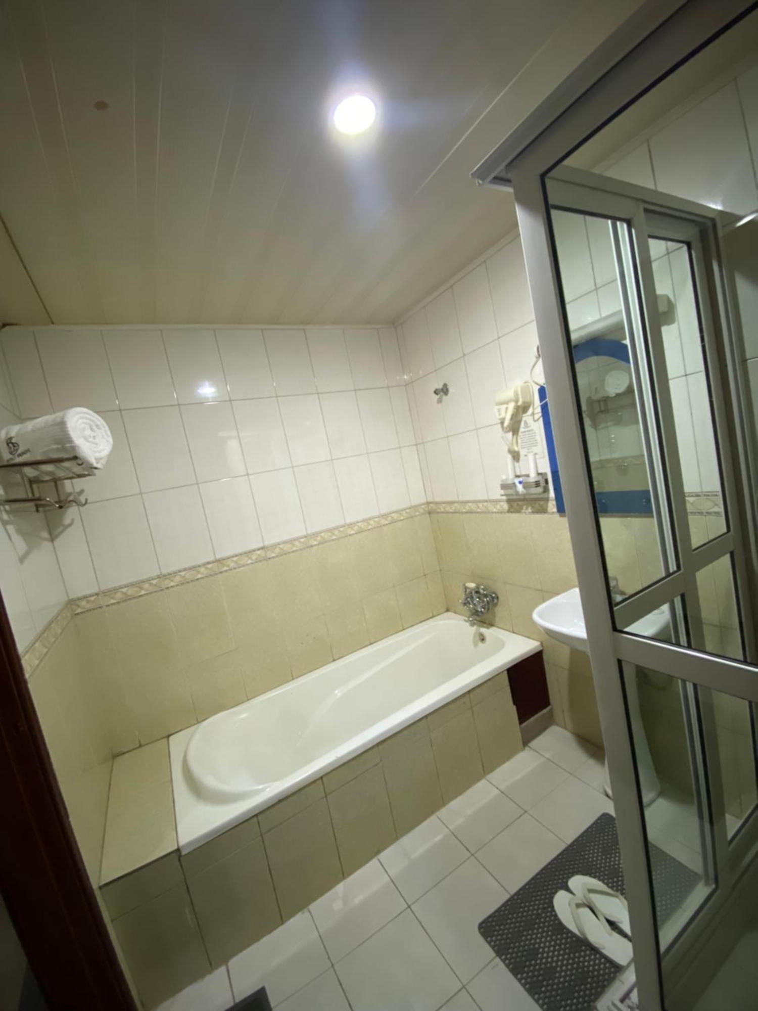 La Grande Hotel Кампала Экстерьер фото